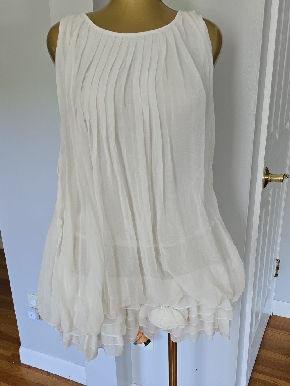 Women’s Cream Pleated Sleeveless Tunic Top